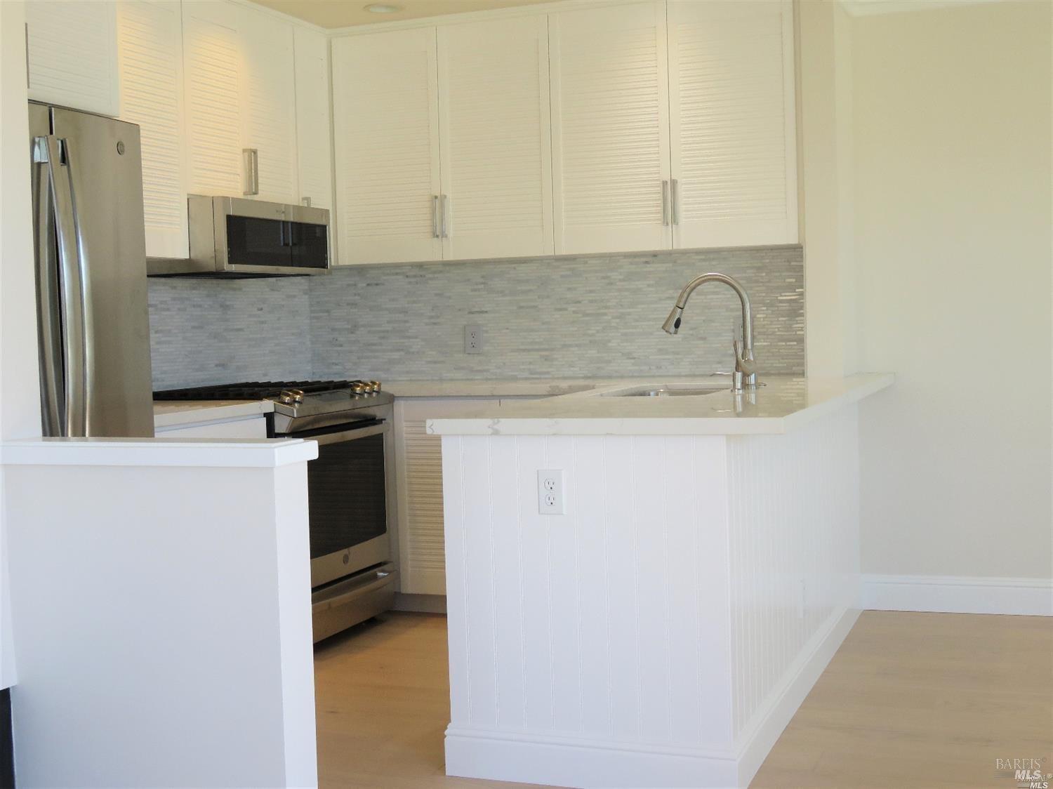 Detail Gallery Image 6 of 10 For 100 Lucky Dr #108,  Corte Madera,  CA 94925 - 2 Beds | 2 Baths