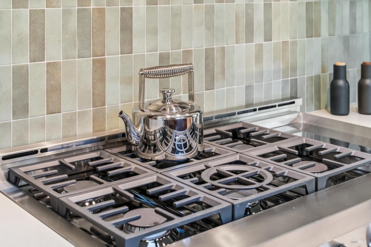 Detail Gallery Image 11 of 49 For 216 1st St, Sonoma,  CA 95476 - 3 Beds | 2/1 Baths