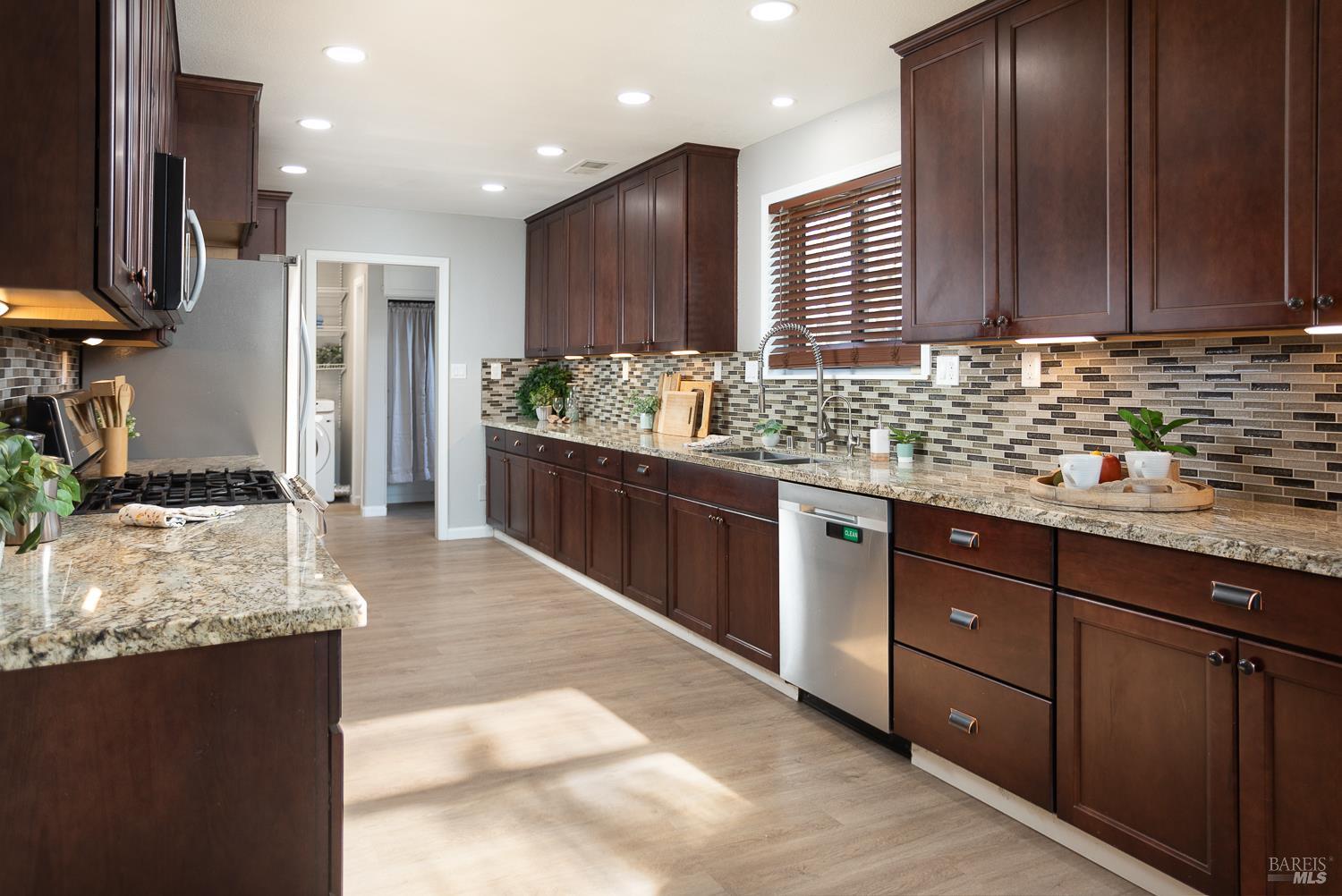 Detail Gallery Image 10 of 47 For 16 Solano Dr, Dixon,  CA 95620 - 5 Beds | 3 Baths