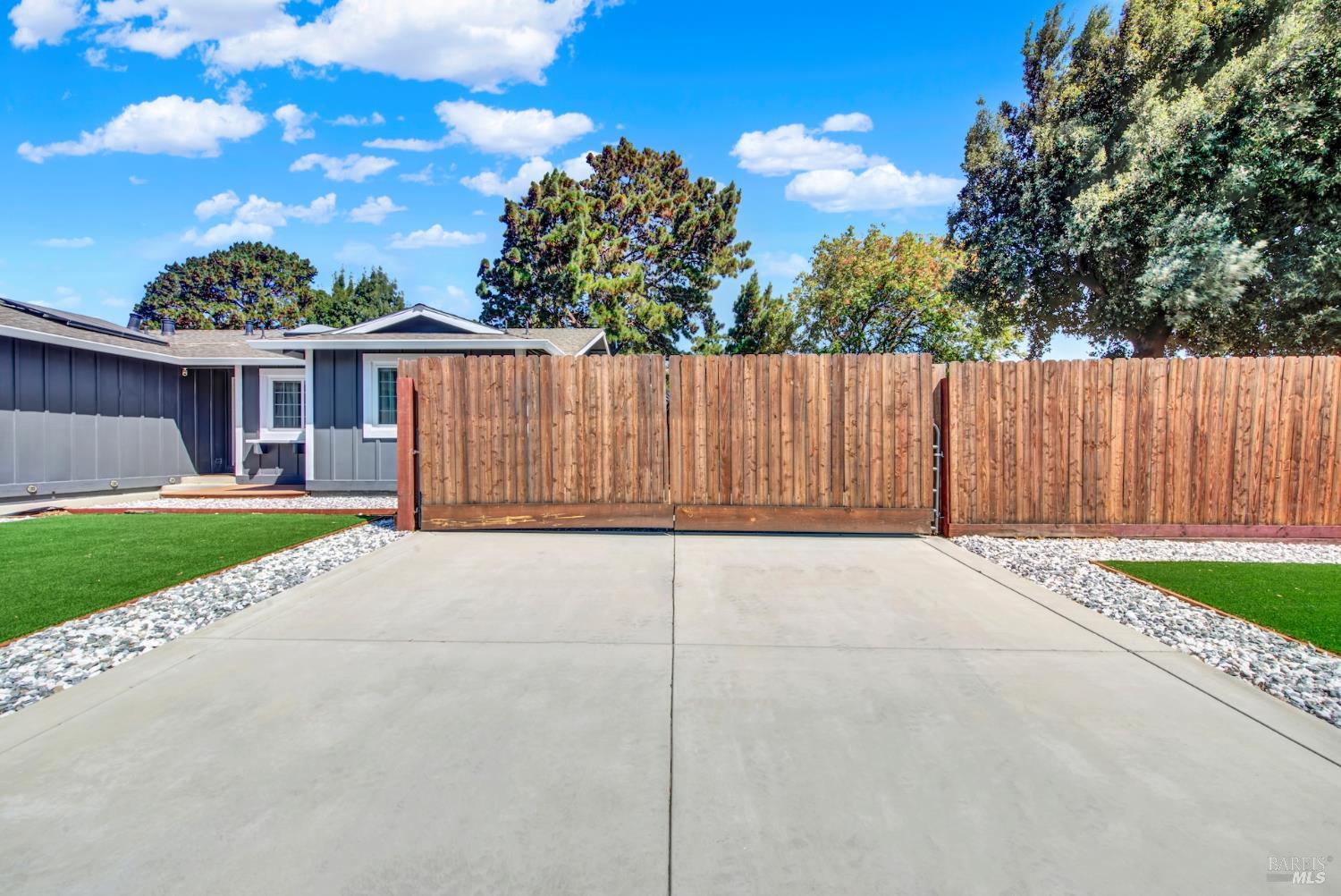 Detail Gallery Image 4 of 72 For 680 Silver Lake Dr, Fairfield,  CA 94534 - 3 Beds | 2 Baths