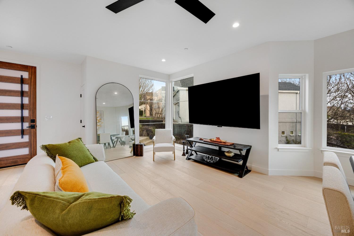 Detail Gallery Image 9 of 64 For 1966 Viewpointe Cir, Santa Rosa,  CA 95403 - 6 Beds | 5/1 Baths