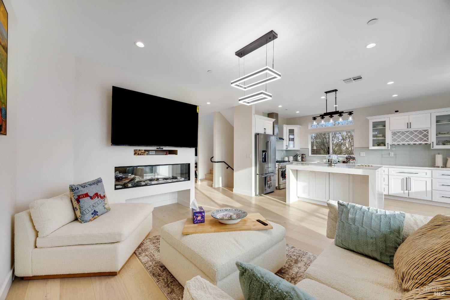 Detail Gallery Image 20 of 64 For 1966 Viewpointe Cir, Santa Rosa,  CA 95403 - 6 Beds | 5/1 Baths