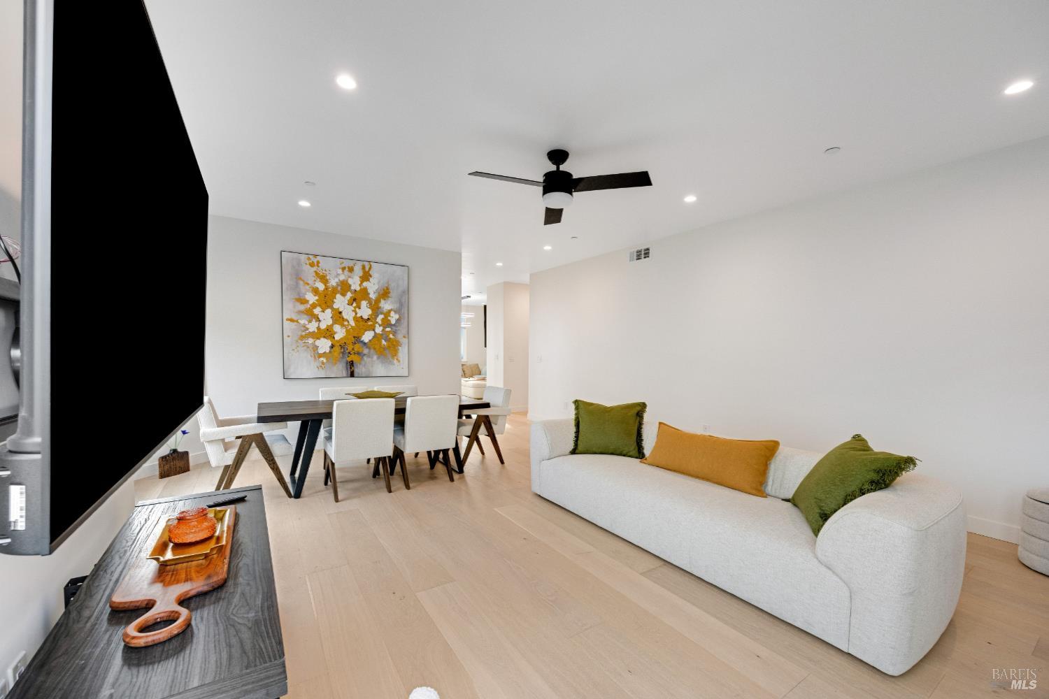 Detail Gallery Image 11 of 64 For 1966 Viewpointe Cir, Santa Rosa,  CA 95403 - 6 Beds | 5/1 Baths