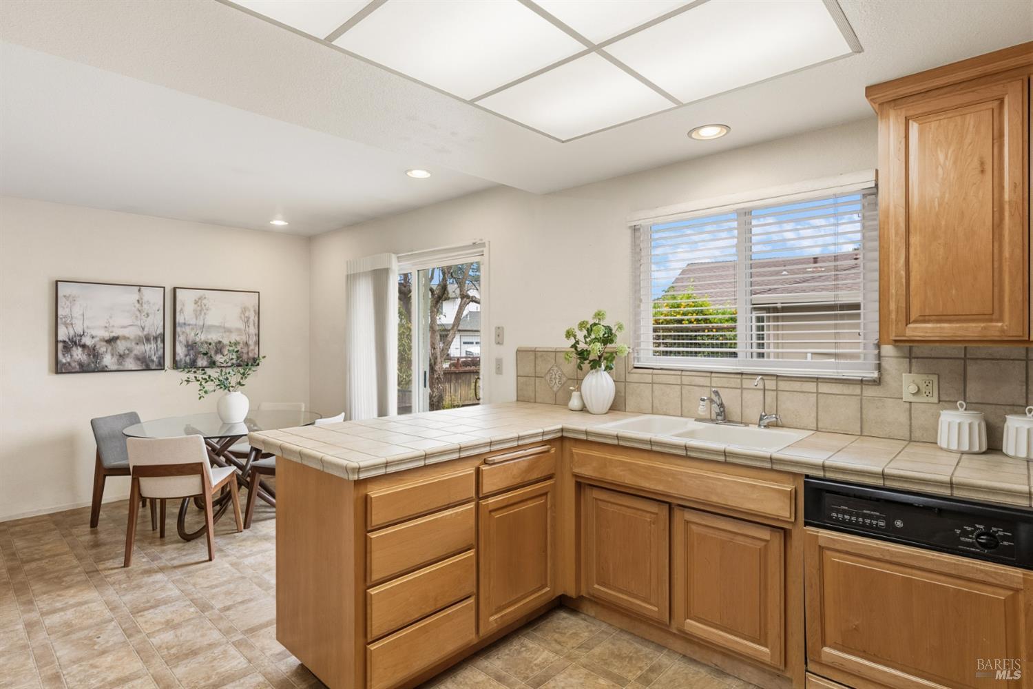 Detail Gallery Image 10 of 30 For 1808 Sherwood Ct, Santa Rosa,  CA 95405 - 2 Beds | 2 Baths