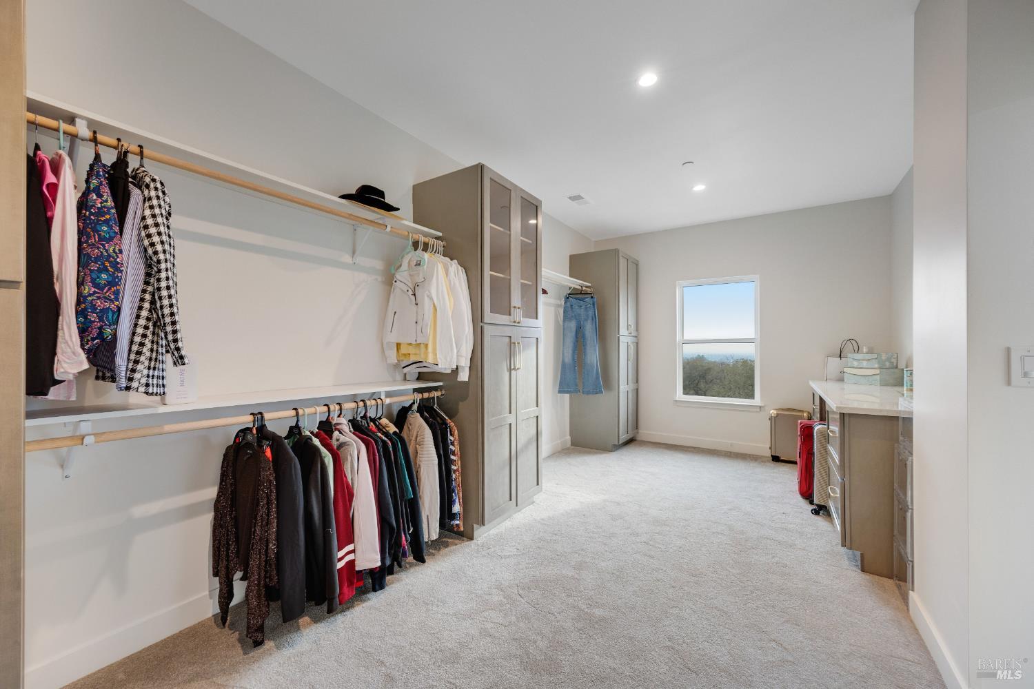 Detail Gallery Image 37 of 64 For 1966 Viewpointe Cir, Santa Rosa,  CA 95403 - 6 Beds | 5/1 Baths