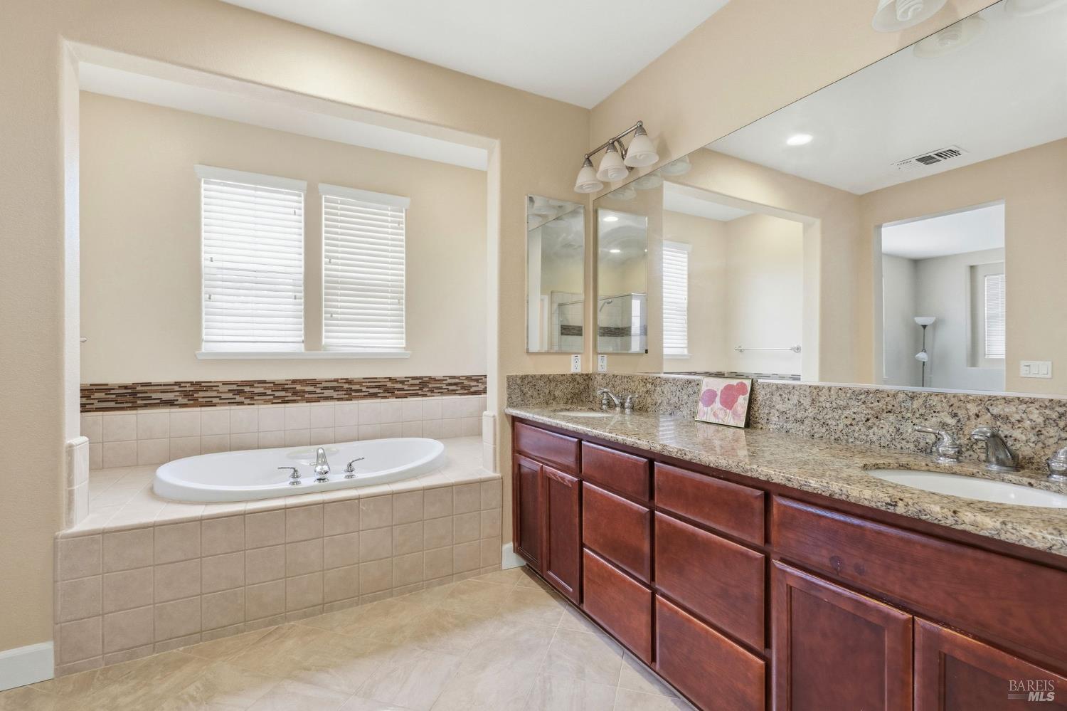 Detail Gallery Image 37 of 48 For 4488 Avondale Cir, Fairfield,  CA 94533 - 3 Beds | 3 Baths