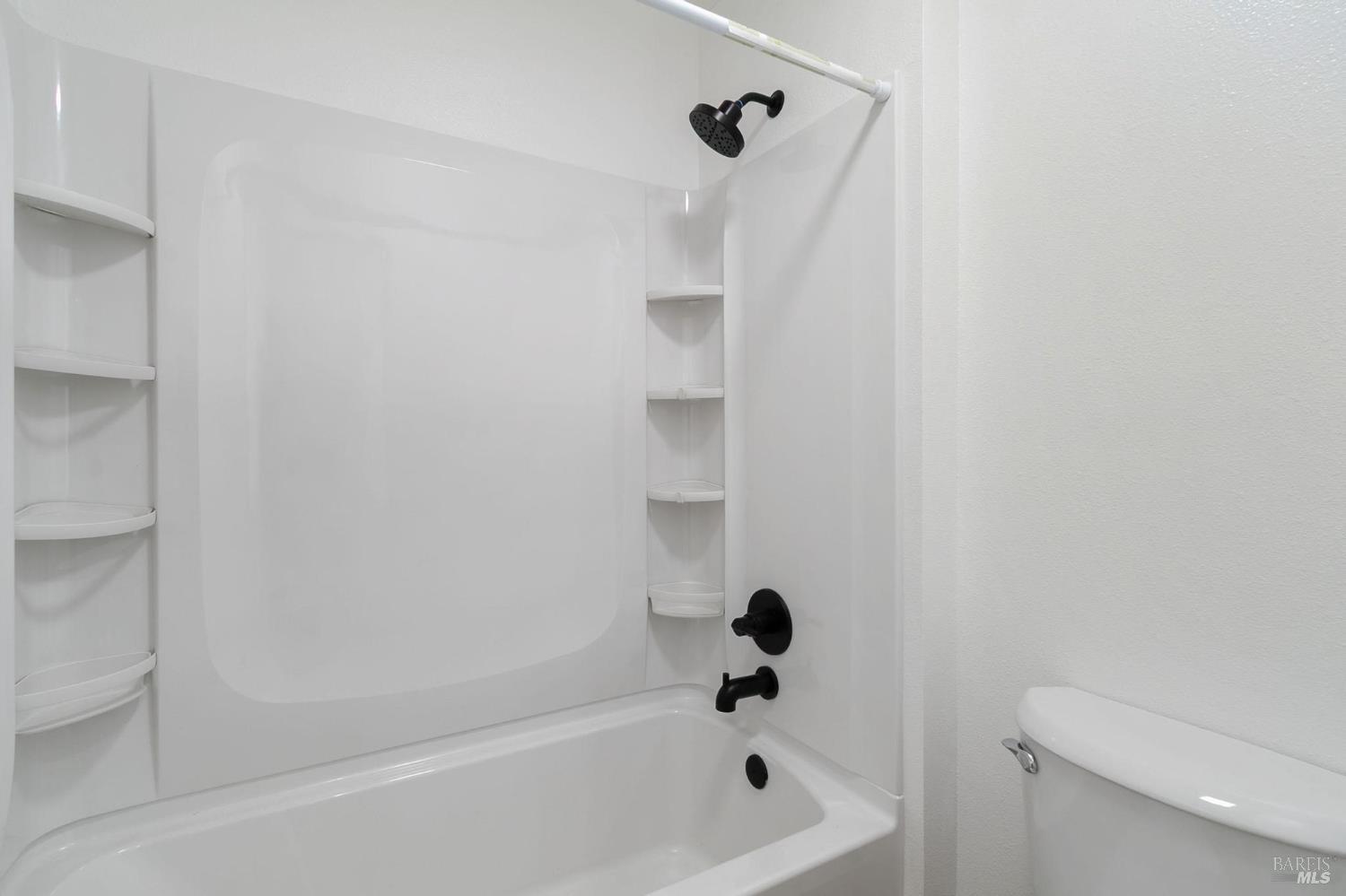 Detail Gallery Image 5 of 25 For 604 Oregon St, Fairfield,  CA 94533 - 6 Beds | 3 Baths