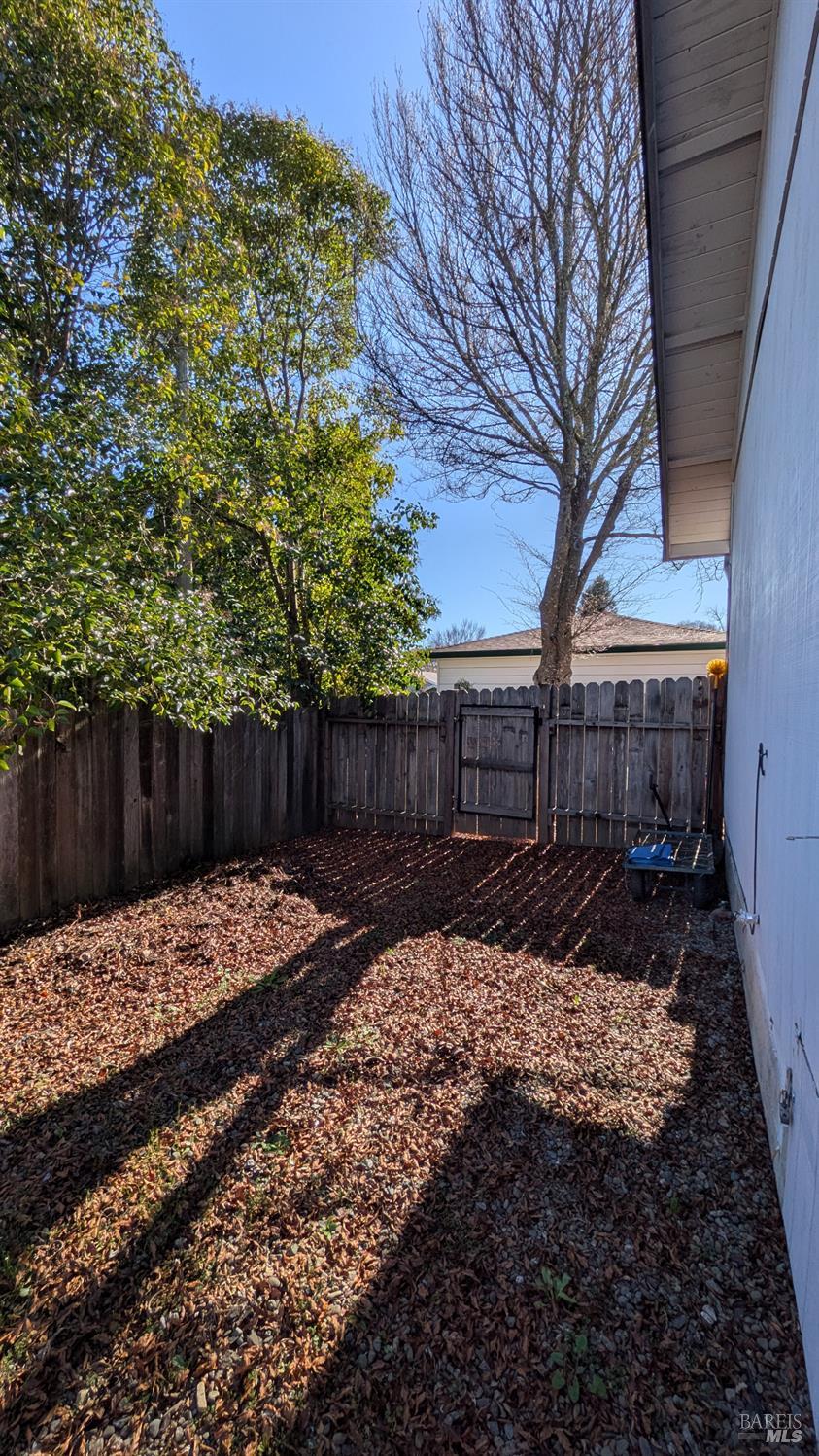 Detail Gallery Image 12 of 16 For 929 Helen Ave, Ukiah,  CA 95482 - 3 Beds | 2 Baths