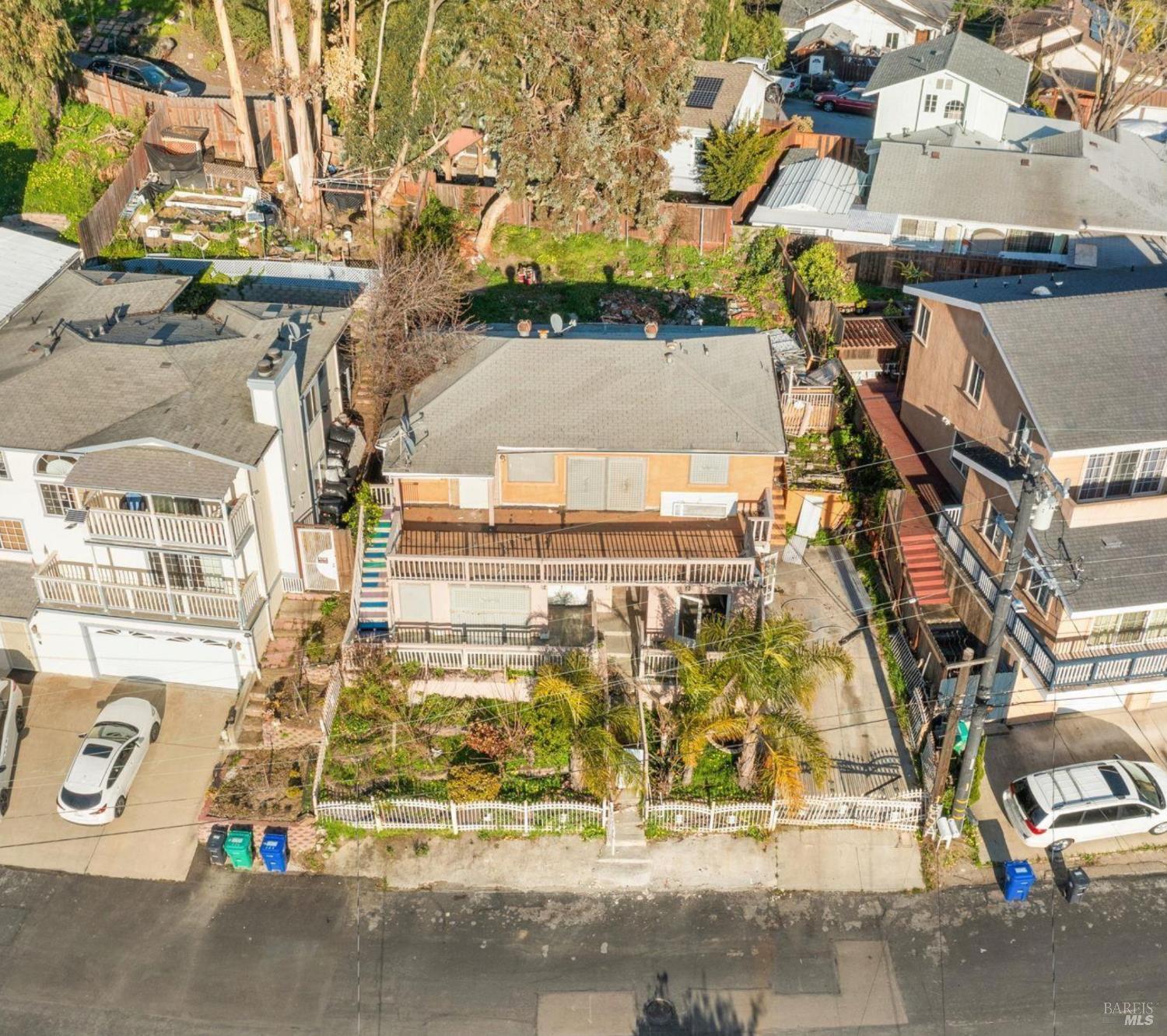 Detail Gallery Image 4 of 30 For 14670 Midland Rd, Castro Valley,  CA 94578 - 4 Beds | 3/1 Baths