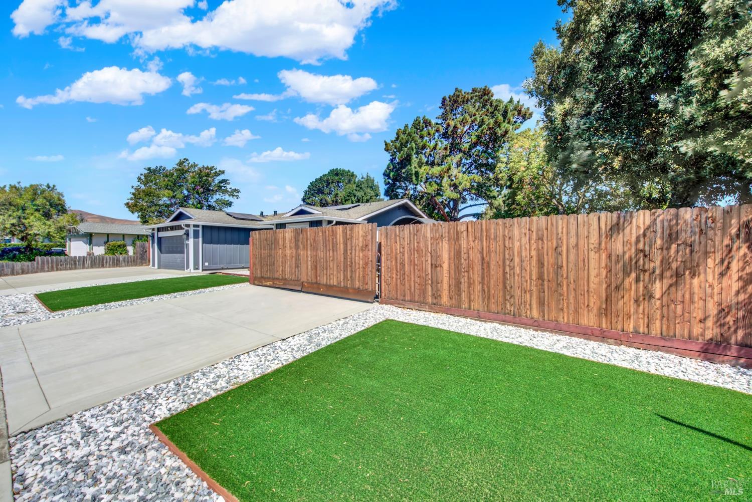 Detail Gallery Image 8 of 72 For 680 Silver Lake Dr, Fairfield,  CA 94534 - 3 Beds | 2 Baths