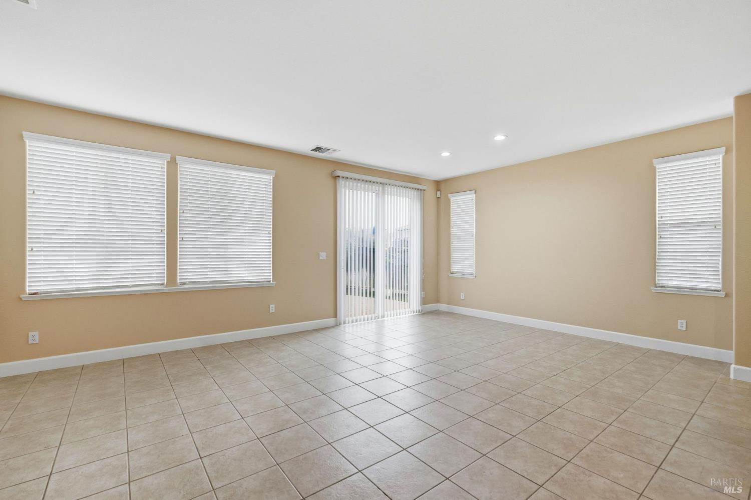 Detail Gallery Image 11 of 48 For 4488 Avondale Cir, Fairfield,  CA 94533 - 3 Beds | 3 Baths