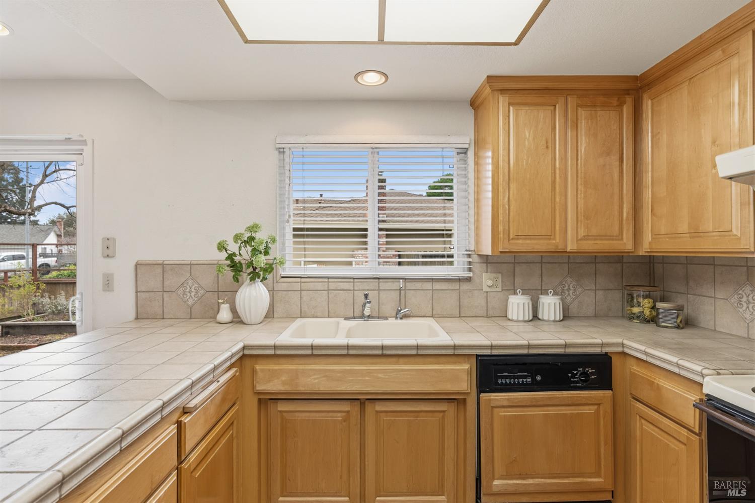 Detail Gallery Image 11 of 30 For 1808 Sherwood Ct, Santa Rosa,  CA 95405 - 2 Beds | 2 Baths