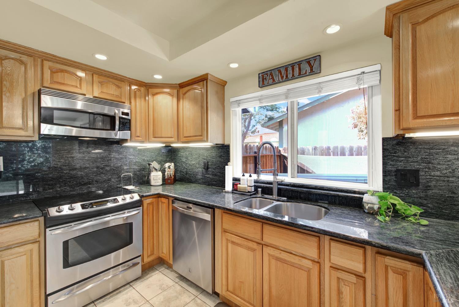 Detail Gallery Image 25 of 72 For 680 Silver Lake Dr, Fairfield,  CA 94534 - 3 Beds | 2 Baths