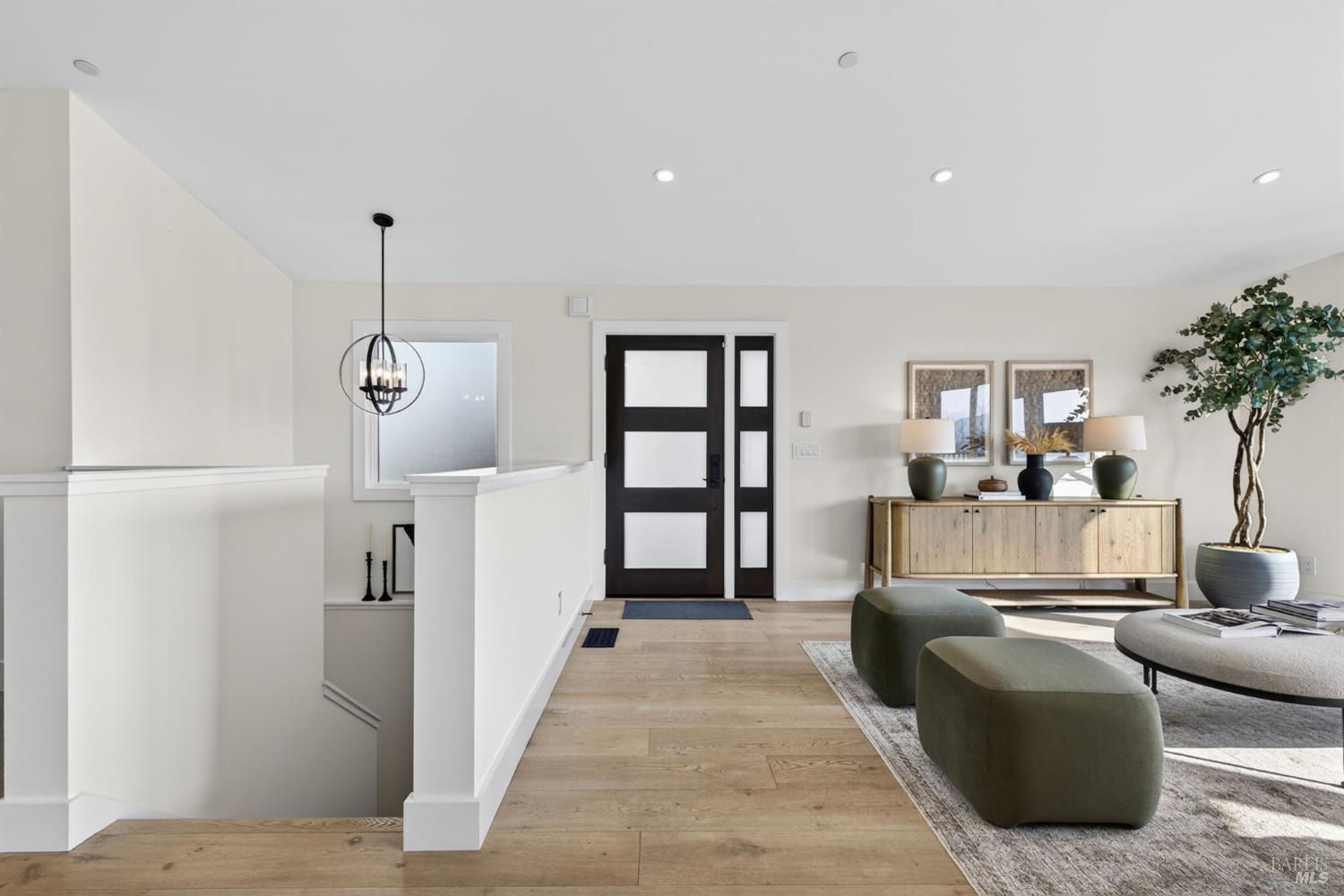 Detail Gallery Image 14 of 76 For 60 Marina Court Dr, San Rafael,  CA 94901 - 4 Beds | 3 Baths