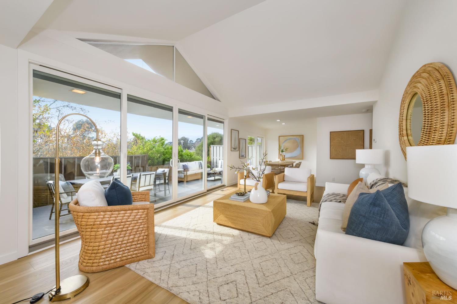 Detail Gallery Image 18 of 48 For 94 Biscayne Dr, San Rafael,  CA 94901 - 2 Beds | 2 Baths