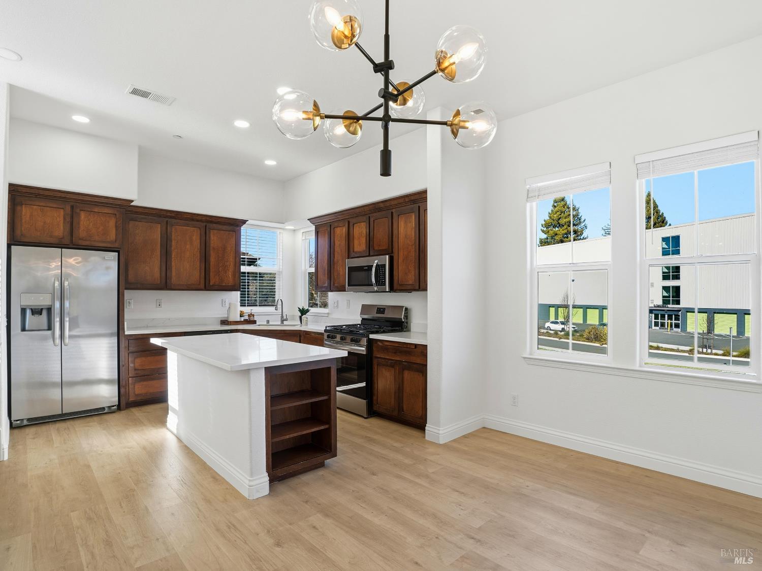 Detail Gallery Image 13 of 60 For 4424 Streamside Dr, Santa Rosa,  CA 95409 - 3 Beds | 3/1 Baths