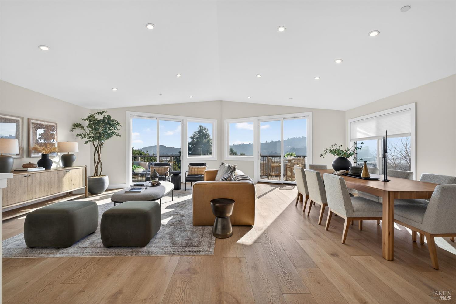 Detail Gallery Image 10 of 76 For 60 Marina Court Dr, San Rafael,  CA 94901 - 4 Beds | 3 Baths