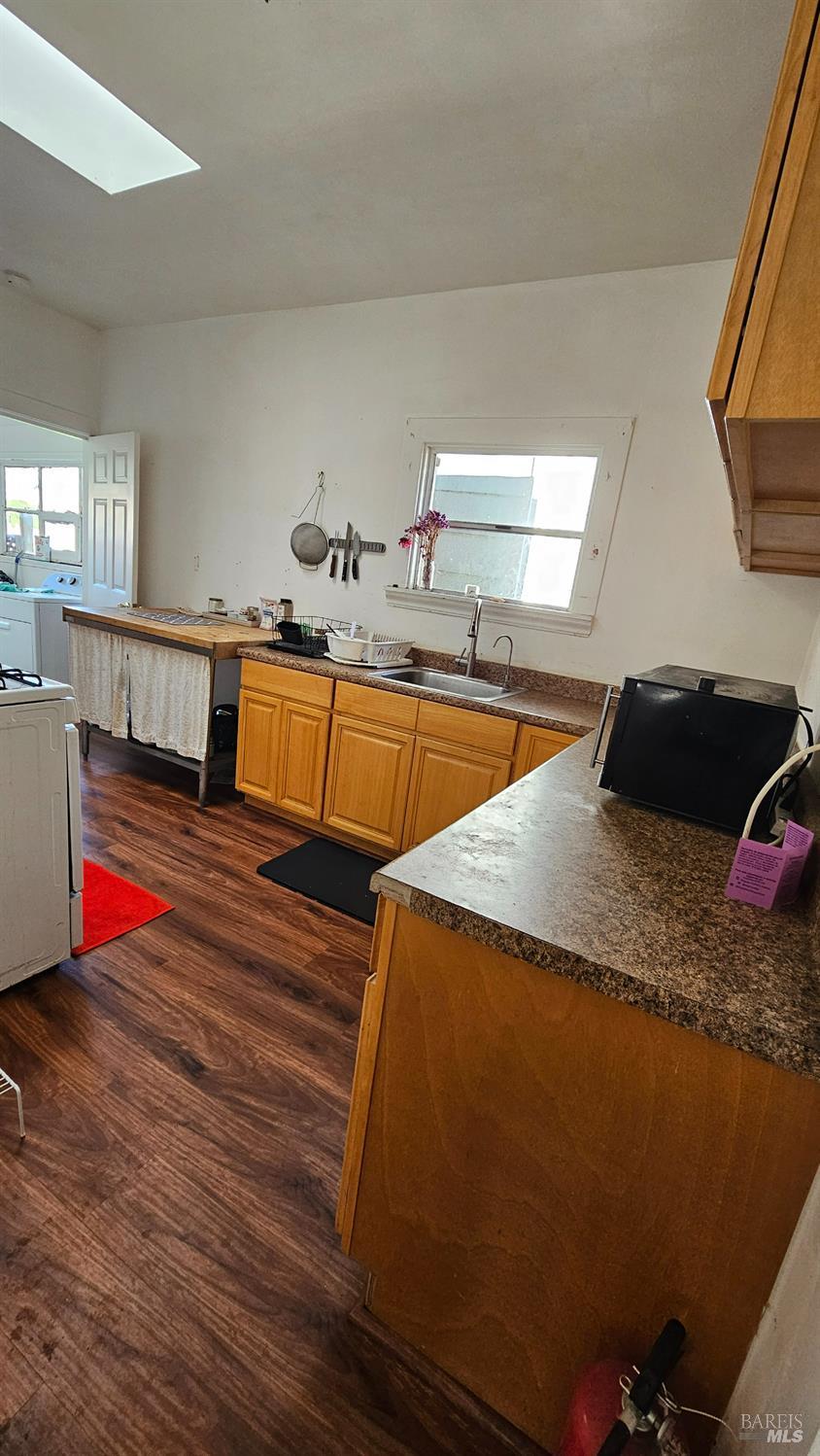 Detail Gallery Image 3 of 7 For 960 62nd St, Oakland,  CA 94608 - 4 Beds | 3 Baths