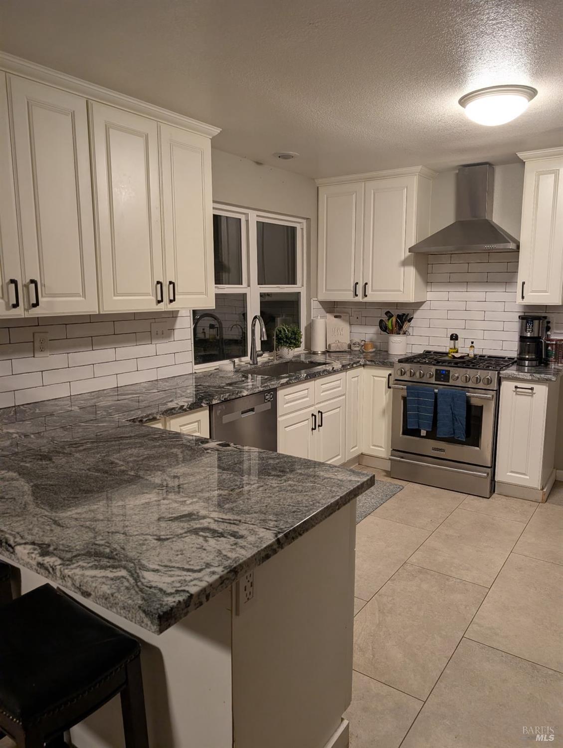 Detail Gallery Image 4 of 12 For 109 Tuxedo Ct, Petaluma,  CA 94954 - 4 Beds | 2/1 Baths