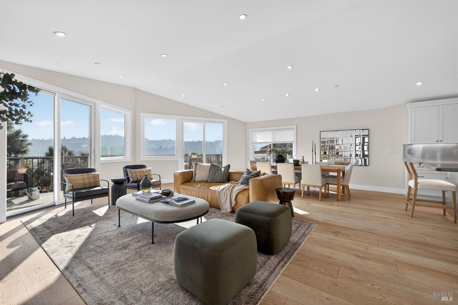 Detail Gallery Image 12 of 76 For 60 Marina Court Dr, San Rafael,  CA 94901 - 4 Beds | 3 Baths