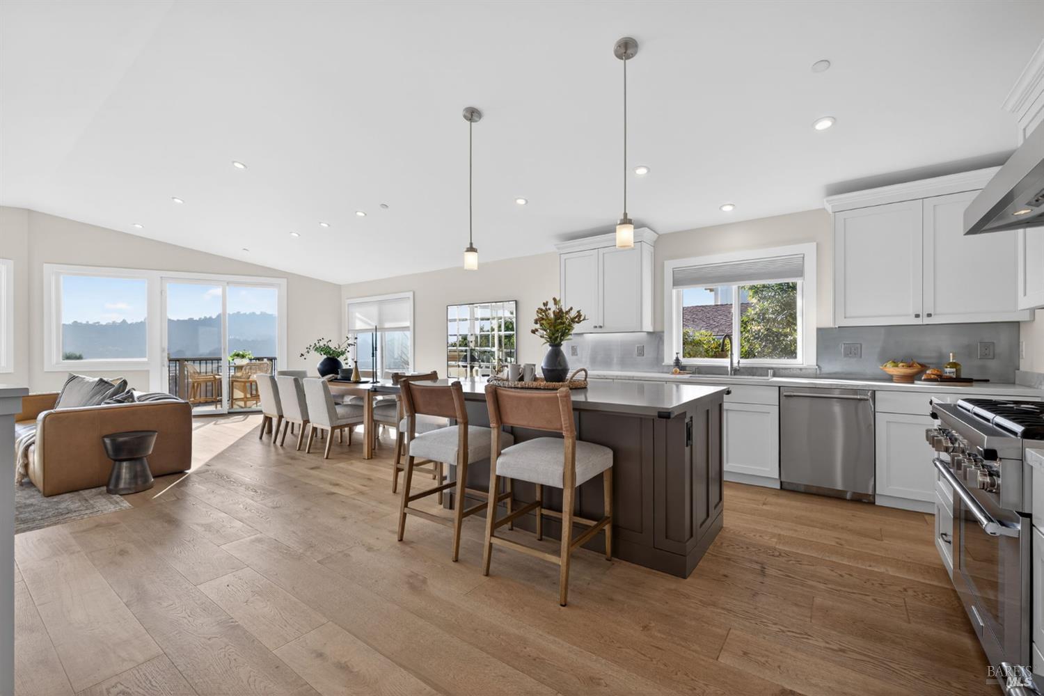 Detail Gallery Image 26 of 76 For 60 Marina Court Dr, San Rafael,  CA 94901 - 4 Beds | 3 Baths