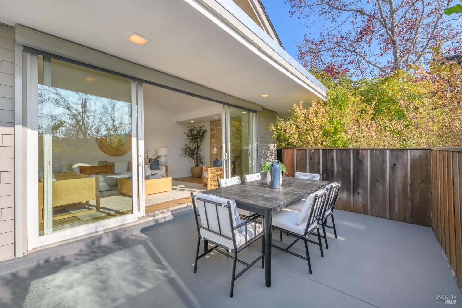 Detail Gallery Image 22 of 48 For 94 Biscayne Dr, San Rafael,  CA 94901 - 2 Beds | 2 Baths