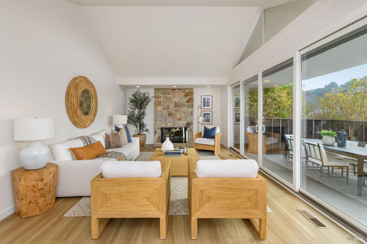 Detail Gallery Image 6 of 48 For 94 Biscayne Dr, San Rafael,  CA 94901 - 2 Beds | 2 Baths