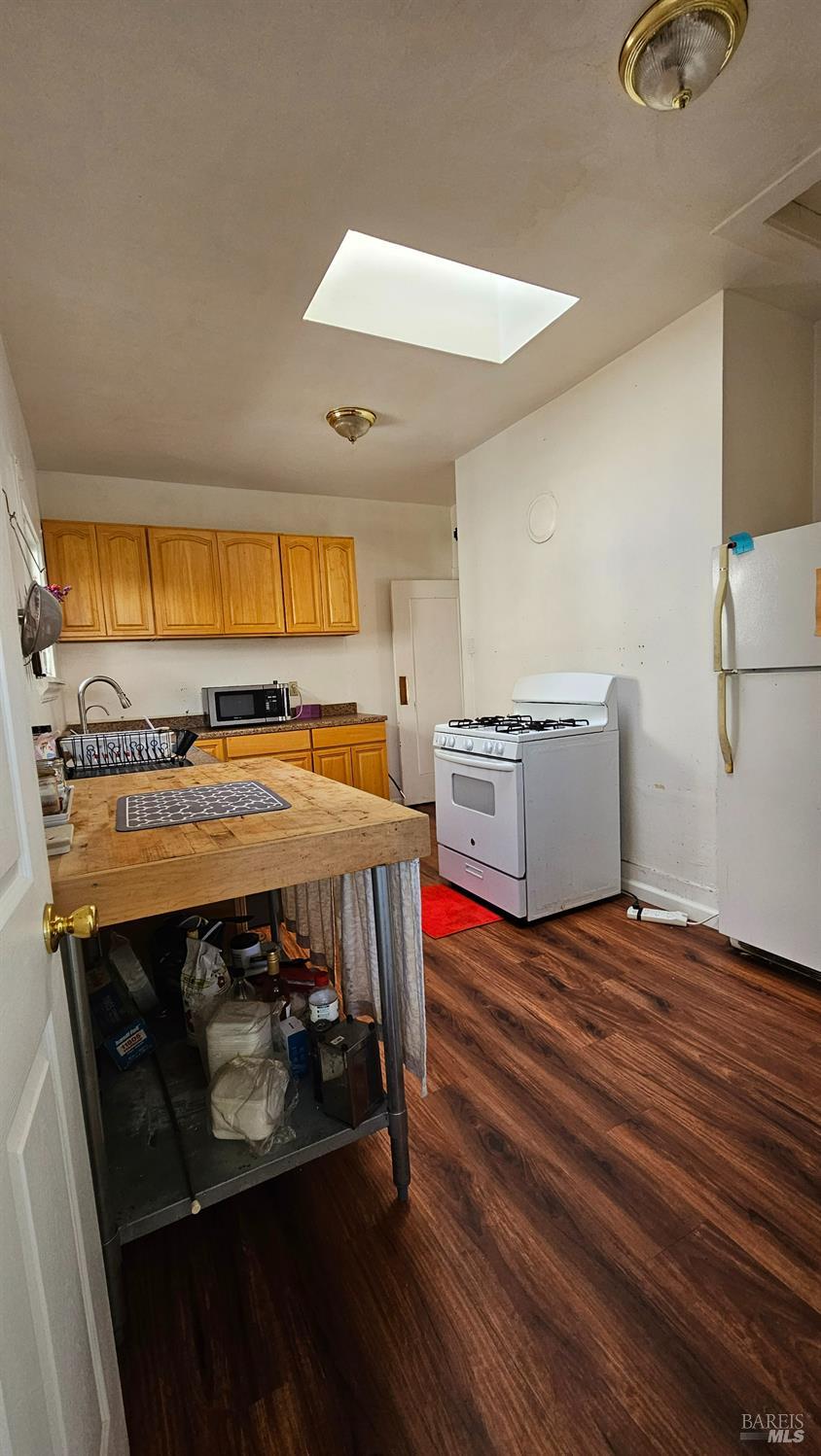 Detail Gallery Image 6 of 7 For 960 62nd St, Oakland,  CA 94608 - 4 Beds | 3 Baths