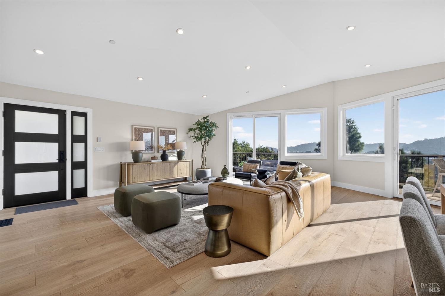 Detail Gallery Image 13 of 76 For 60 Marina Court Dr, San Rafael,  CA 94901 - 4 Beds | 3 Baths