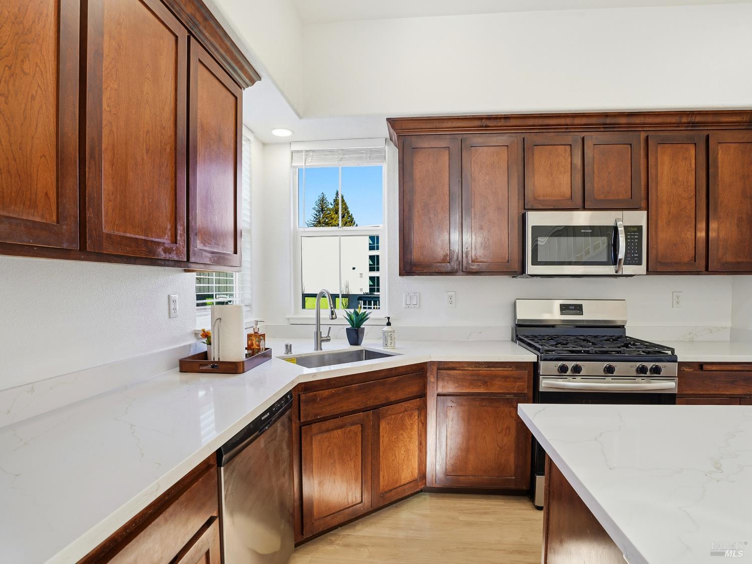 Detail Gallery Image 16 of 60 For 4424 Streamside Dr, Santa Rosa,  CA 95409 - 3 Beds | 3/1 Baths