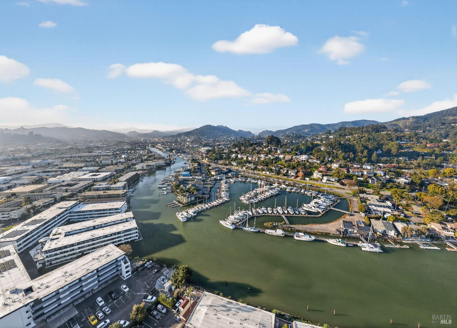 Detail Gallery Image 6 of 76 For 60 Marina Court Dr, San Rafael,  CA 94901 - 4 Beds | 3 Baths