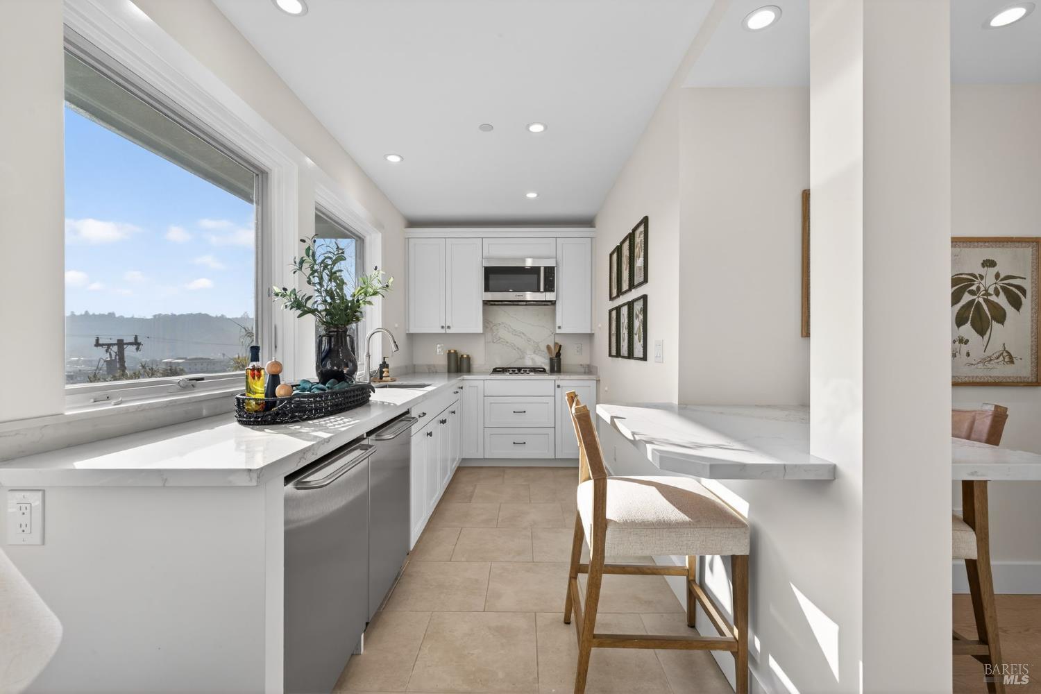 Detail Gallery Image 50 of 76 For 60 Marina Court Dr, San Rafael,  CA 94901 - 4 Beds | 3 Baths