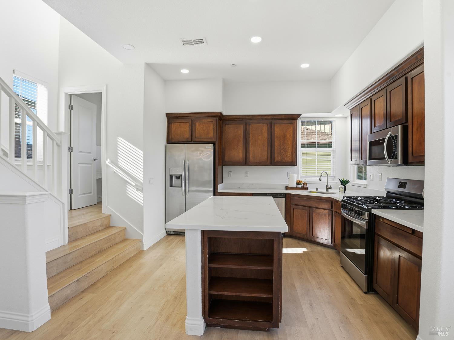 Detail Gallery Image 14 of 60 For 4424 Streamside Dr, Santa Rosa,  CA 95409 - 3 Beds | 3/1 Baths