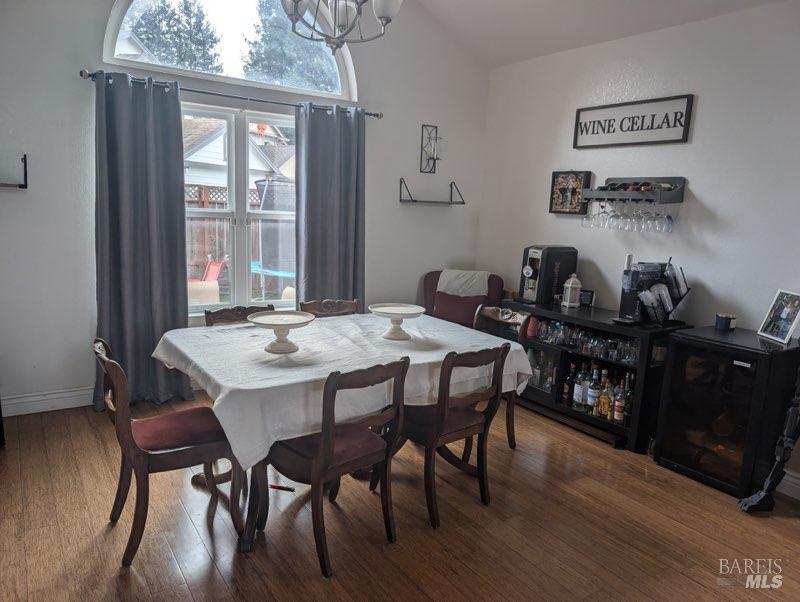 Detail Gallery Image 2 of 12 For 109 Tuxedo Ct, Petaluma,  CA 94954 - 4 Beds | 2/1 Baths