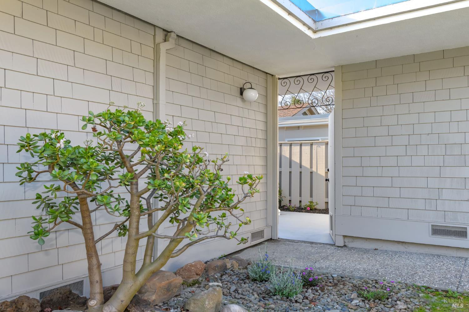 Detail Gallery Image 3 of 48 For 94 Biscayne Dr, San Rafael,  CA 94901 - 2 Beds | 2 Baths