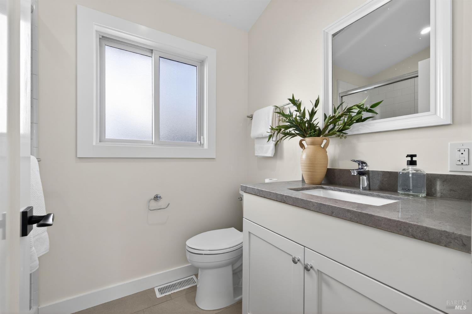 Detail Gallery Image 35 of 76 For 60 Marina Court Dr, San Rafael,  CA 94901 - 4 Beds | 3 Baths