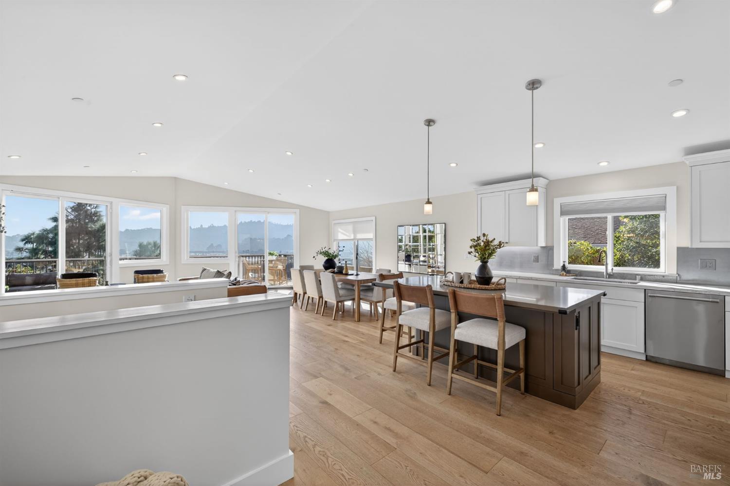 Detail Gallery Image 34 of 76 For 60 Marina Court Dr, San Rafael,  CA 94901 - 4 Beds | 3 Baths