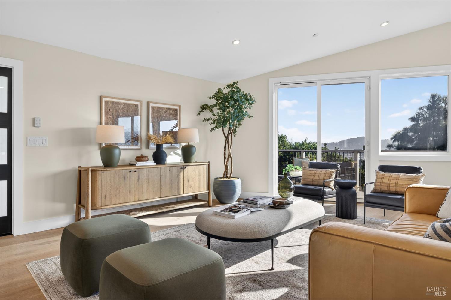 Detail Gallery Image 15 of 76 For 60 Marina Court Dr, San Rafael,  CA 94901 - 4 Beds | 3 Baths