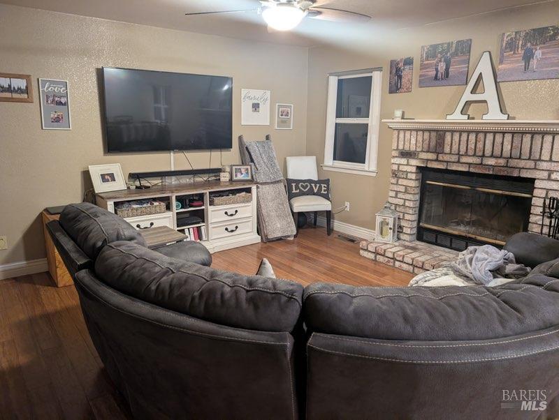 Detail Gallery Image 9 of 12 For 109 Tuxedo Ct, Petaluma,  CA 94954 - 4 Beds | 2/1 Baths