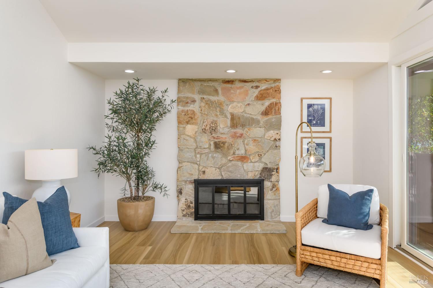 Detail Gallery Image 7 of 48 For 94 Biscayne Dr, San Rafael,  CA 94901 - 2 Beds | 2 Baths