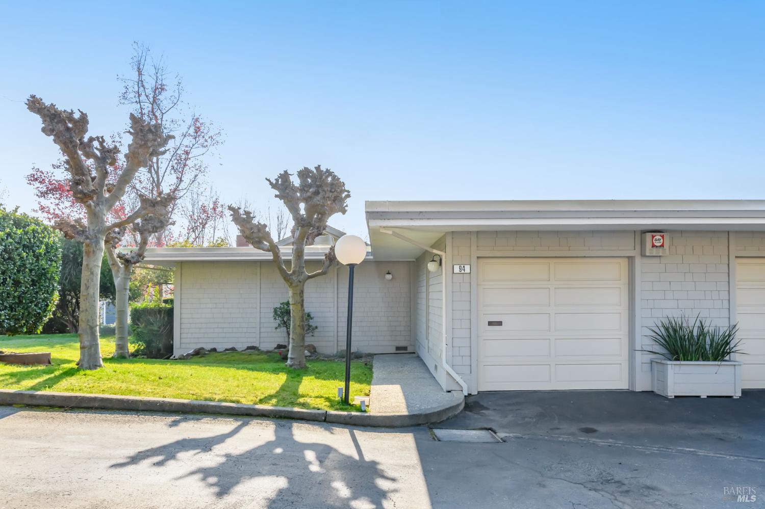 Detail Gallery Image 2 of 48 For 94 Biscayne Dr, San Rafael,  CA 94901 - 2 Beds | 2 Baths