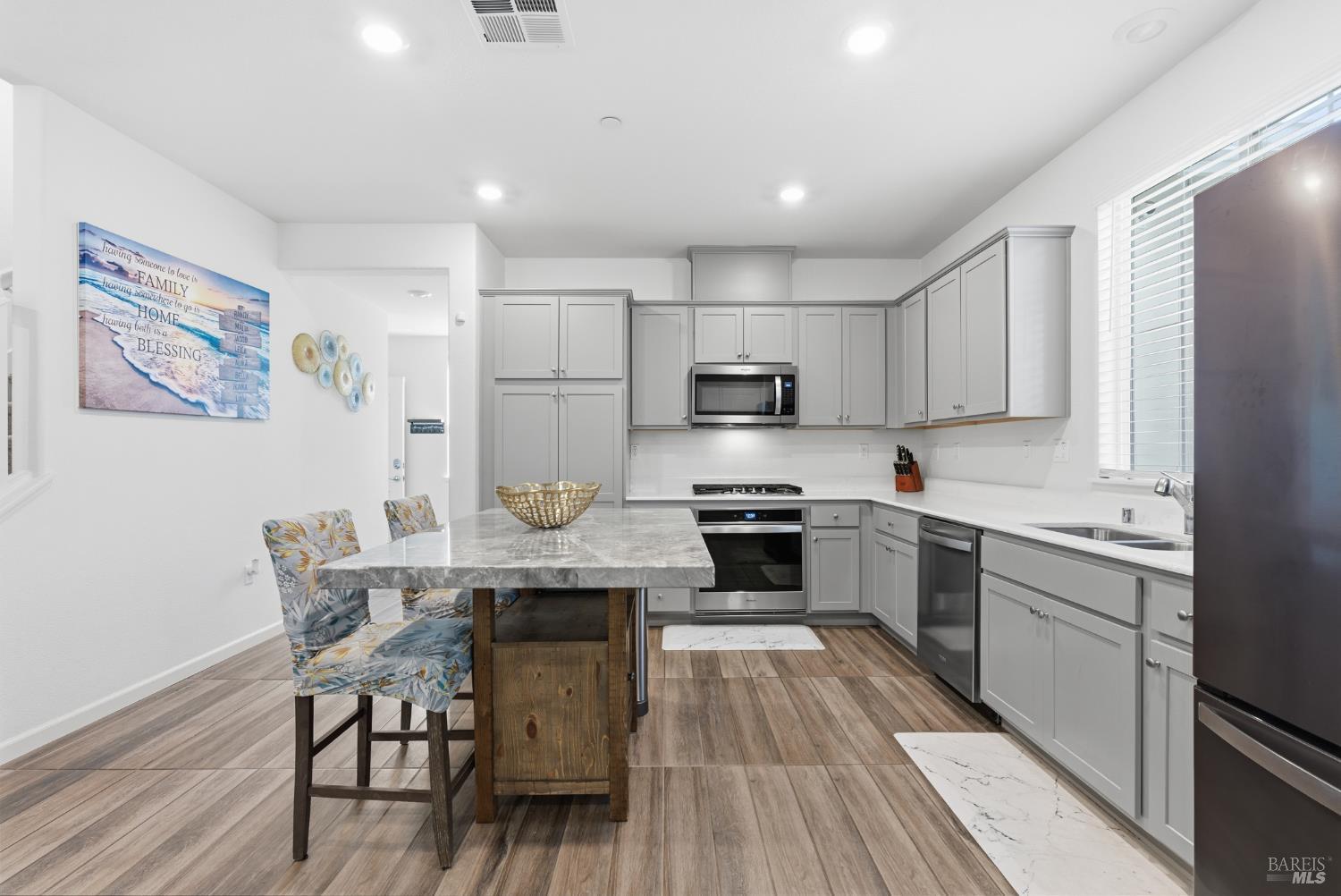 Detail Gallery Image 9 of 38 For 6420 Paysar Ln, Gilroy,  CA 95020 - 3 Beds | 2/1 Baths