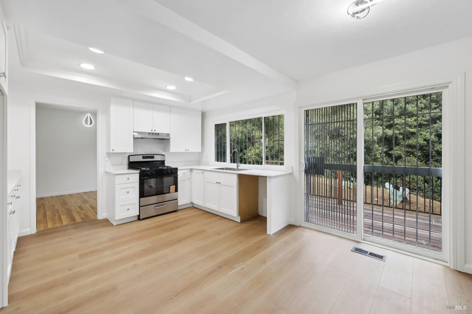 Detail Gallery Image 12 of 43 For 240 Parkview Ter, Vallejo,  CA 94589 - 3 Beds | 2/1 Baths