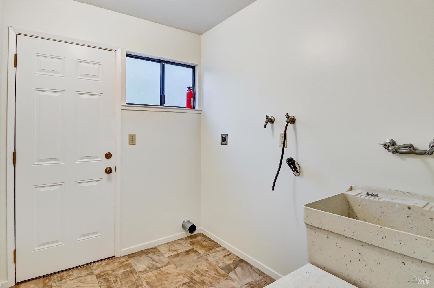 Detail Gallery Image 30 of 50 For 38 Dutch Valley Ln, San Anselmo,  CA 94960 - 4 Beds | 3 Baths