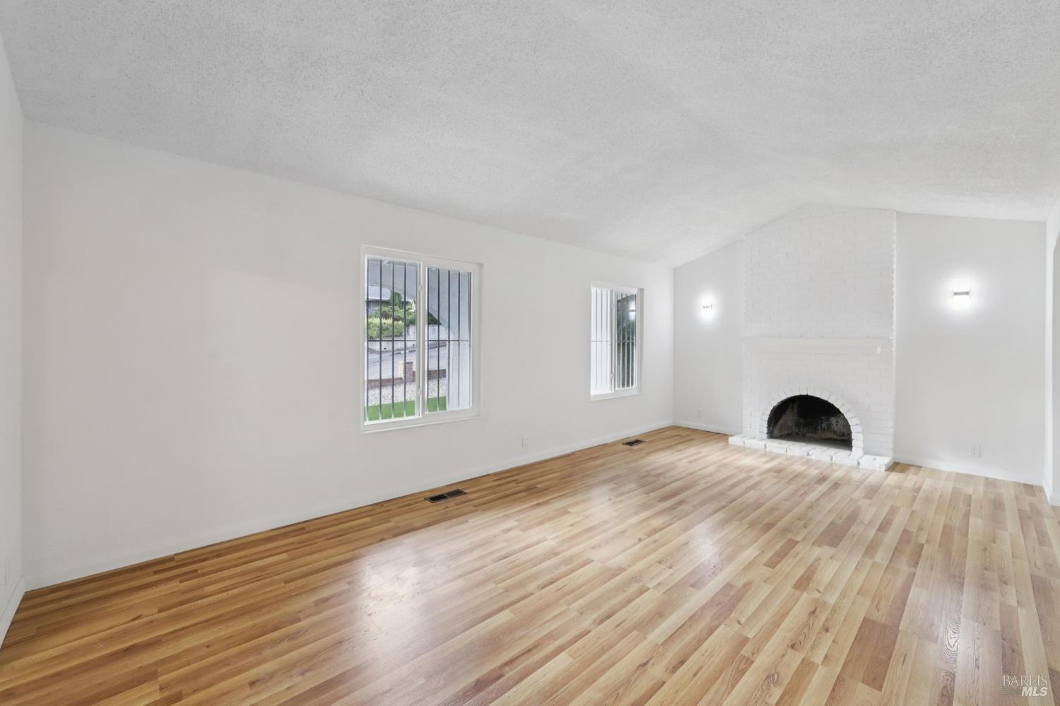 Detail Gallery Image 4 of 43 For 240 Parkview Ter, Vallejo,  CA 94589 - 3 Beds | 2/1 Baths