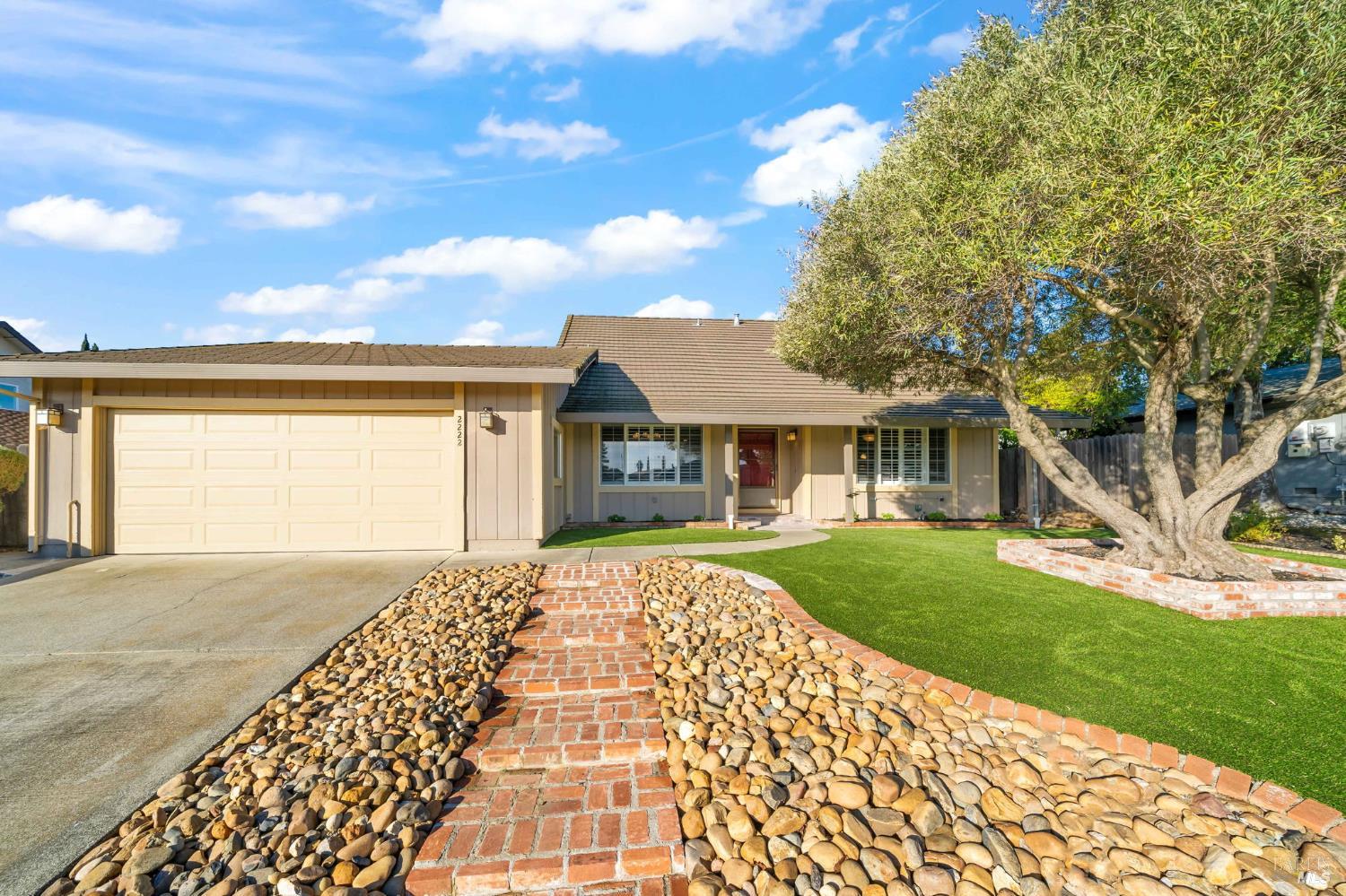 Detail Gallery Image 5 of 47 For 2222 Madrone Dr, Fairfield,  CA 94534 - 4 Beds | 3 Baths