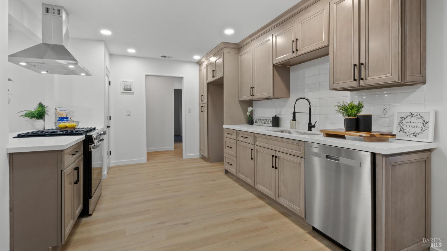 Detail Gallery Image 13 of 50 For 459 Meadowview Dr, Vacaville,  CA 95688 - 5 Beds | 3 Baths