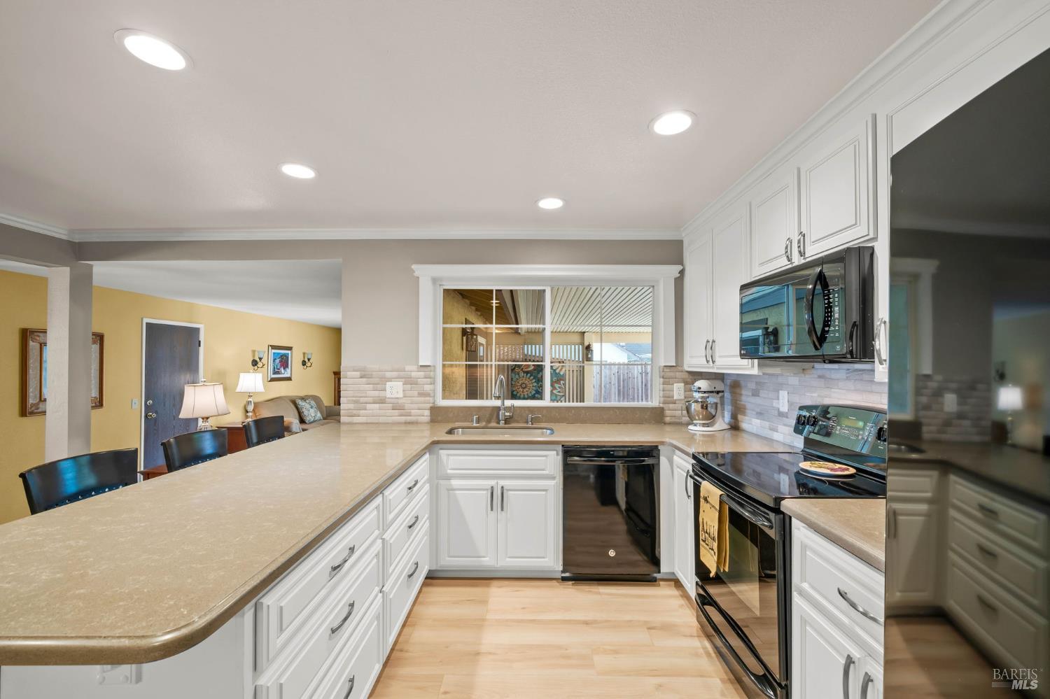 Detail Gallery Image 8 of 47 For 2222 Madrone Dr, Fairfield,  CA 94534 - 4 Beds | 3 Baths