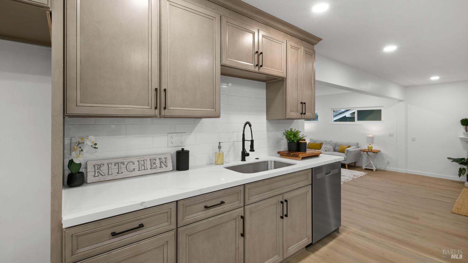 Detail Gallery Image 16 of 50 For 459 Meadowview Dr, Vacaville,  CA 95688 - 5 Beds | 3 Baths