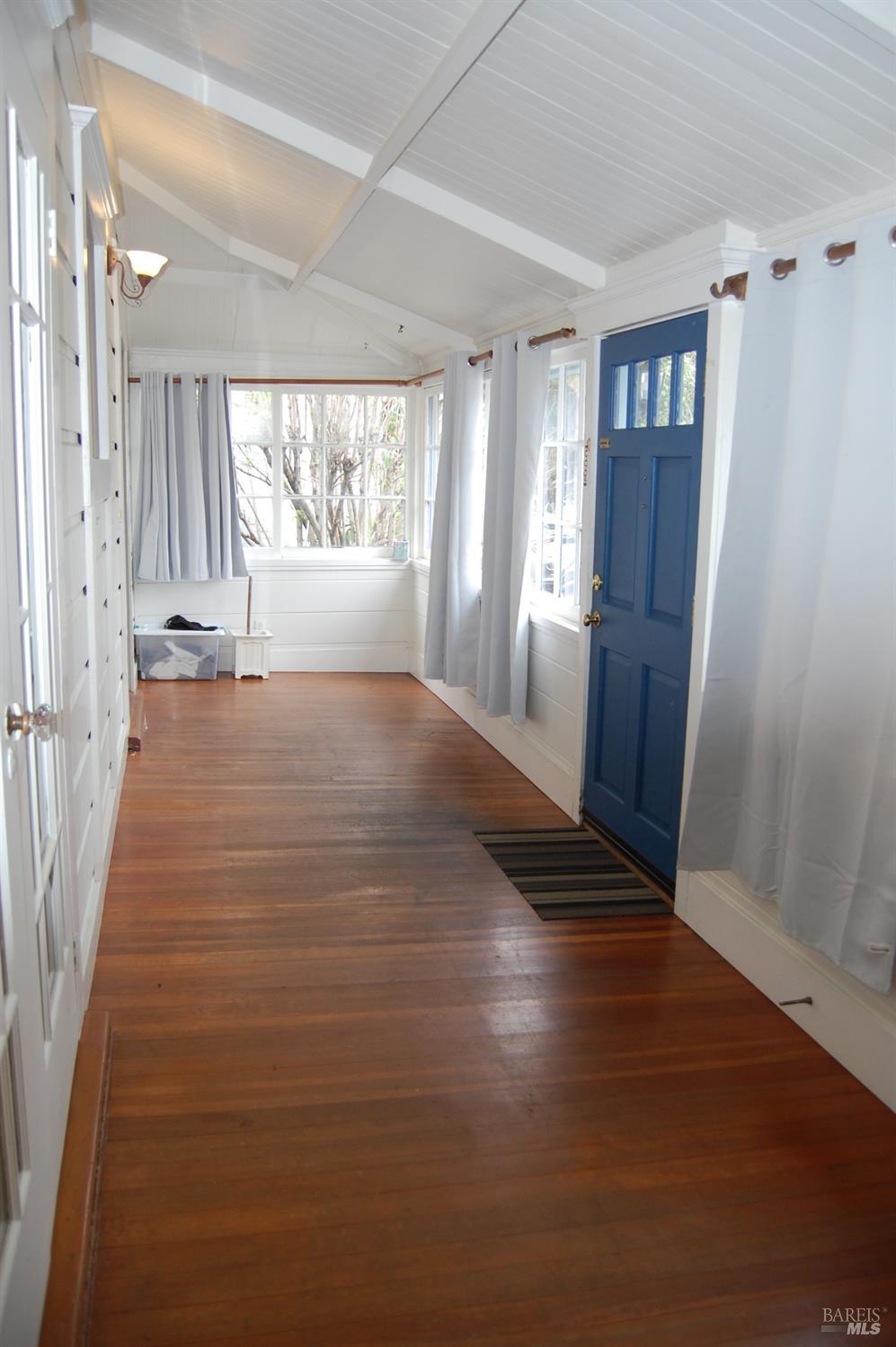 Detail Gallery Image 2 of 12 For 39 Latham St, San Rafael,  CA 94901 - 2 Beds | 2 Baths